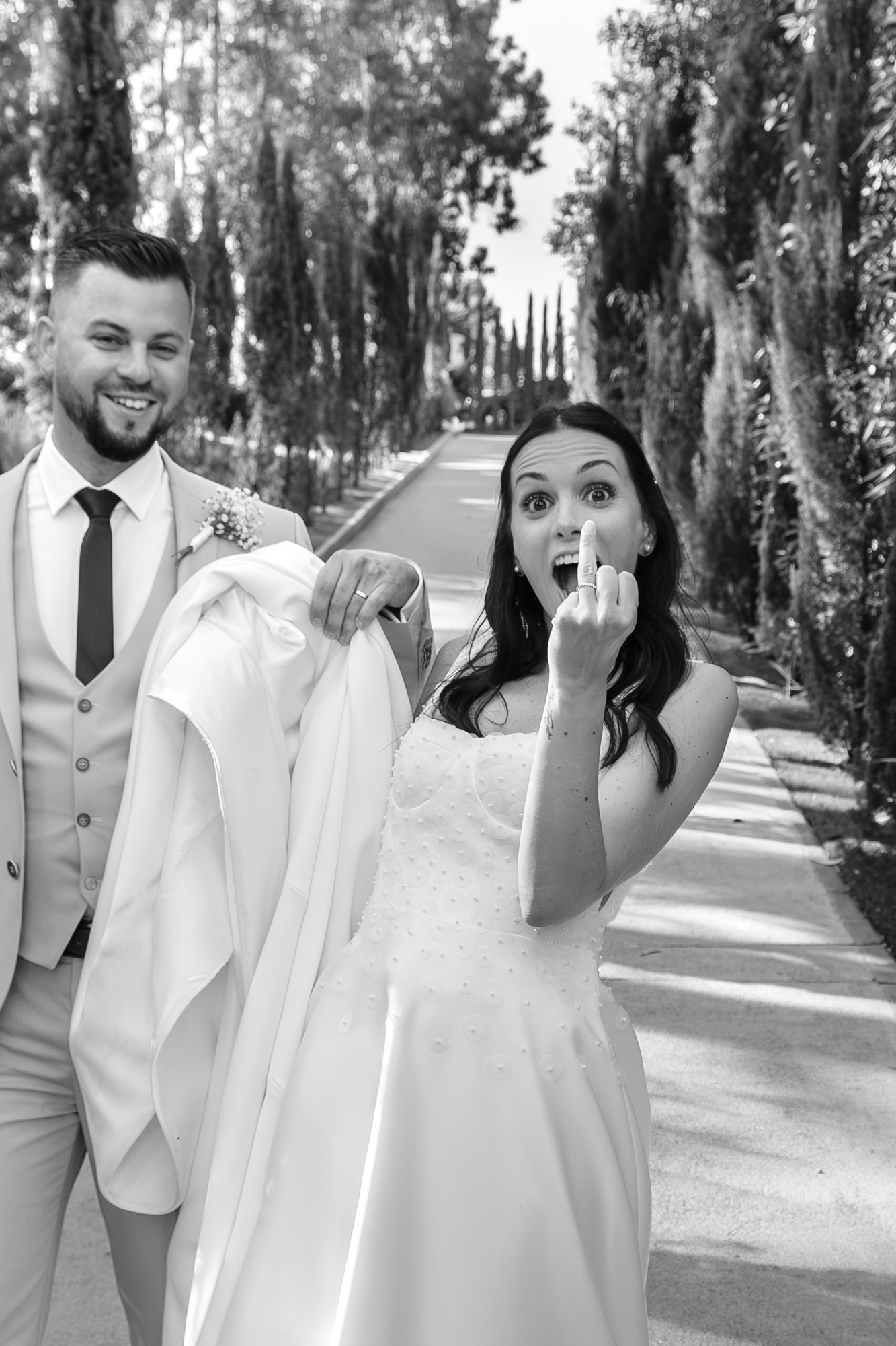 Casal a caminhar casamento Porto preto e branco