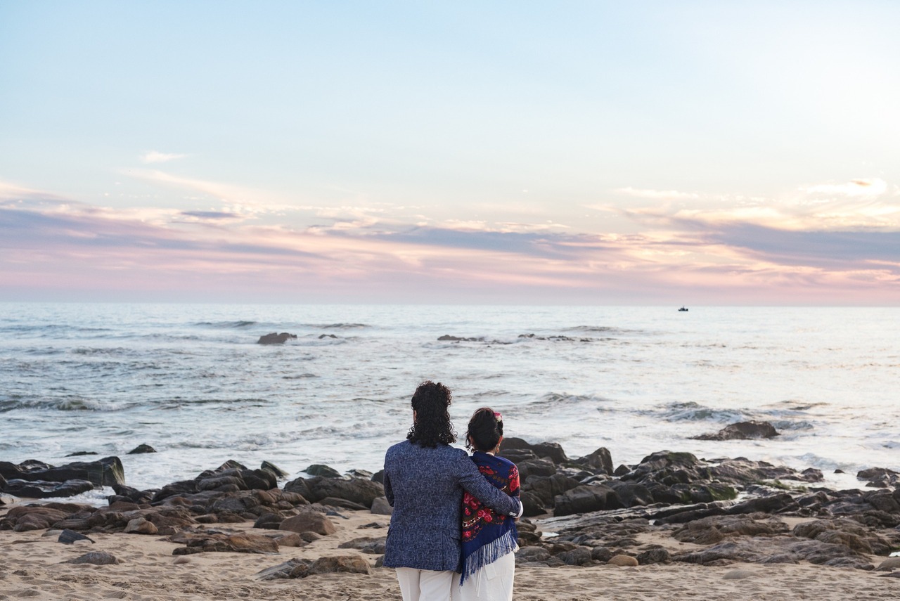 noivos de costas a ver o oceano num destination wedding em portugal